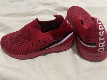 красные детские туфли: Обувь для девочек и мальчиков .очень удобные.Вид -новые .1 раз одели