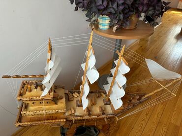 yazi stolu modelleri: Gəmi modeli 
Taxtadan düzəlib, əl işidir
Uzunluğu 1 m, işıqları var