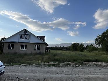70 сом: Продаётся дом с мансардой на просторном участке. Основные — 2
