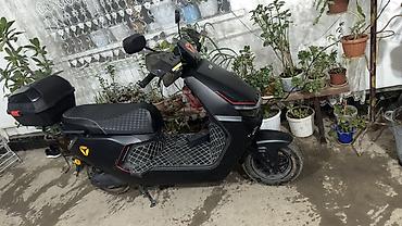 surron ultra bee 2025: Электроскутер (черный, матовый) с современным футуристичным дизайном — 4