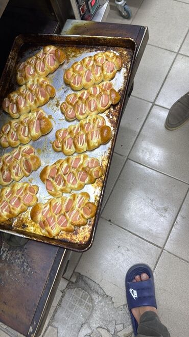 Кондитерские изделия, сладости: Свежая выпечка ручной работы, представленная в нескольких видах — 6