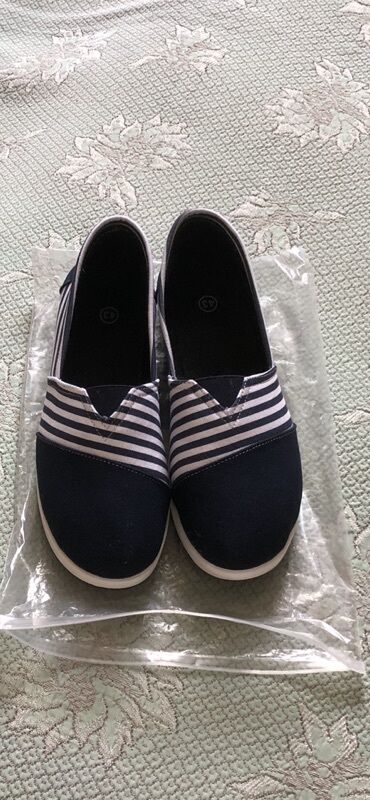 qadın loferlər: Dəniz üslubunda slip-on ayaqqabı - Rəng: tünd göy üstündə ağ