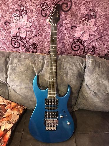 kitara: Elektrik gitara – mavi metalik rəngli, superstrat tipli korpus — 3