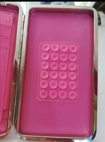 Novčanici: Torbica tri u jednom. Ima pregrade za novac, dokumenta, i deo za — 7