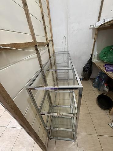 Rəf vitrinləri: Mağaza vitrin rəfi – paslanmayan metal karkas və şüşə polkalar - — 1