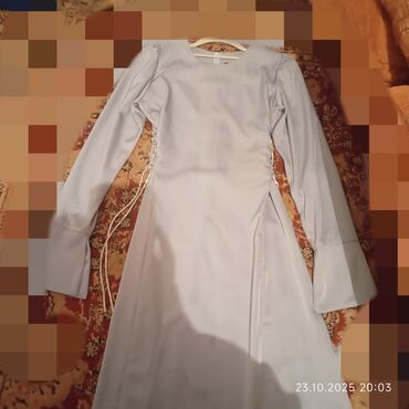зеленое вечернее платье: Кече көйнөгү, Узун модель, Атлас, Жеңдери менен, Корсет, S