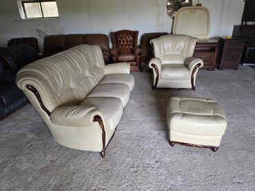 Ostali nameštaj: Elegantan trodijelni set za sjedenje u krem boji, presvučen kožom. Set — 4