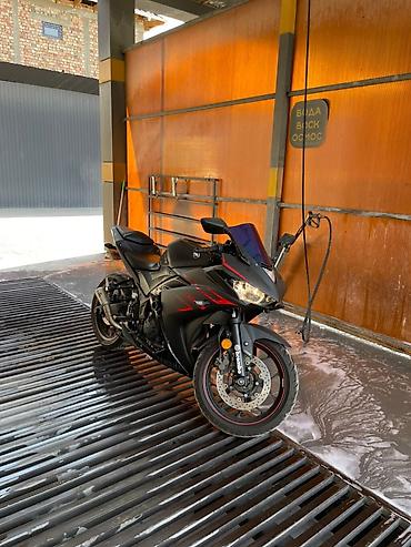 мото зеркала: Спортивный мотоцикл Yamaha YZF (серия R) в матово‑чёрном исполнении с — 2