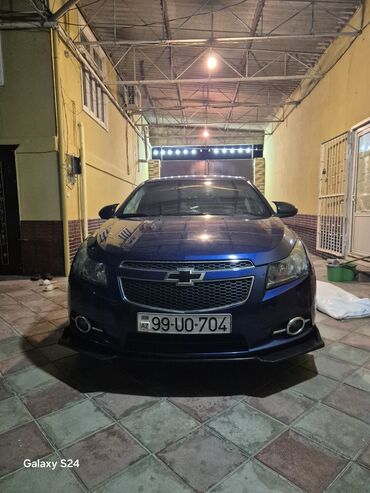 Chevrolet Cruze sedan – goy rəng, 4 qapı, AZ dövlət nömrə nişanı