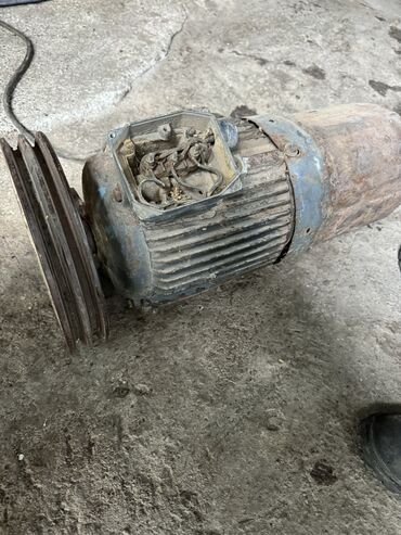 Запчасти и аксессуары для бытовой техники: Продаю Двигателя 3 фазный Асенхроный 4. КВ 1500 оборотов 5 кВ 1500 — 22