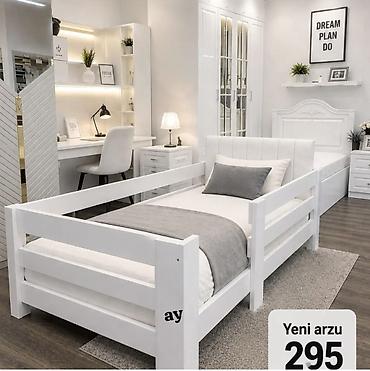 Ağ rəngli çoxfunksiyalı tək nəfərlik çarpayı – minimalist skandinavi