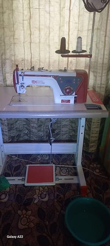 Промышленная швейная машина DOLPU MACHINE на стационарном столе