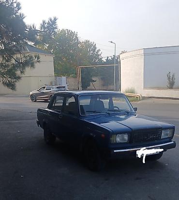 2107 qapı: VAZ 2107 sedan – mavi rəng, arxaötürücülü, klassik kuzov. - Kuzov: 4 — 3