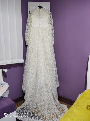 Venčanice: Vencanica mlecno bela velicina XS Duzina pozadi 2 metara, prednji deo — 5