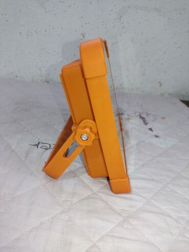 фонарик для дома: Переносной светодиодный прожектор с аккумулятором и USB-выходом -