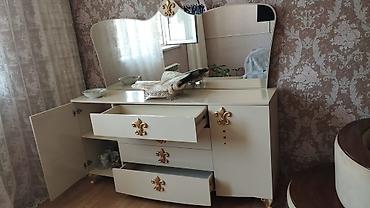 güzgülü kamod: Klassik üslubda tualet masası/dresser - Rəng: krem/ivori, qızılı — 1