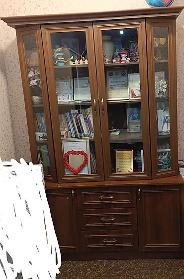 Klassik üslubda vitrinli kitab şkafı - Material: taxta əsaslı (şpon