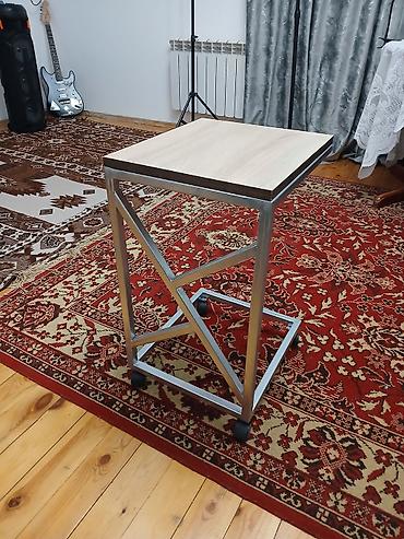 qaş stolu: Sürgülü yan masa – metal karkas və ağac teksturalı üstlük - Kompakt — 5