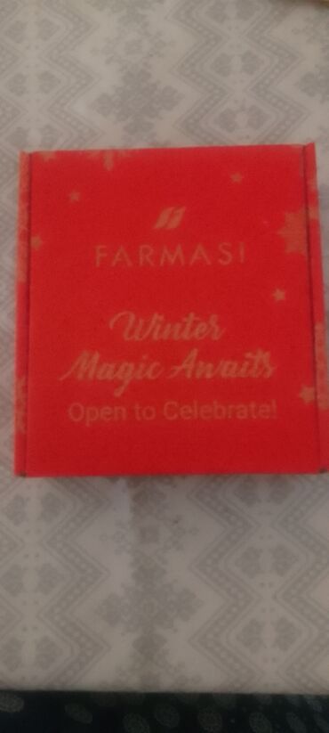 sprej za bubuljice na ledjima: Kutija brenda Farmasi sa natpisom "Winter Magic Awaits. Open to