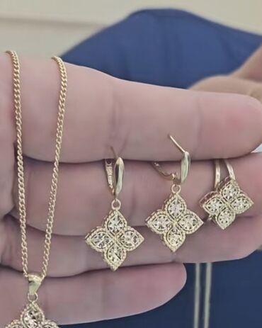 Toy paltarları və aksesuarları: Dəstə daxildir: Boyunbağı, Sarı qızıl