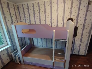 спальный гарнитур дерево: Двухъярусная кровать из ДСП, выполненная в бело-фиолетовых тонах