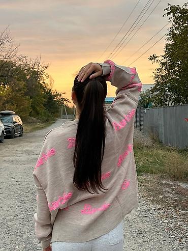 Кофты, свитеры: Женский вязаный свитер с объемной вышивкой “Barbie”. - Свободный — 7