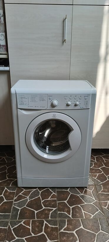 masin ucun manitor: Стиральная машина Indesit, 5 кг, Автомат, Без сушки