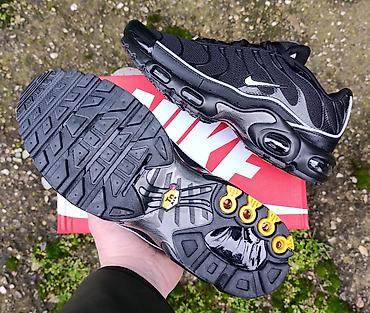 patike za more: Nike TN patike u crnoj boji sa sivim i belim detaljima. Model je — 4