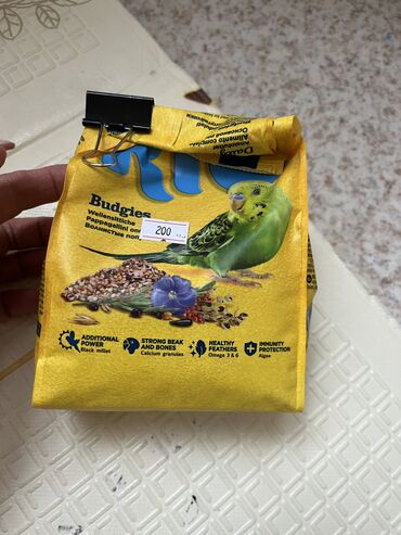 Зоотовары: Клетка маленькая удобная для хомячка, в подарок отдам корм для попугая