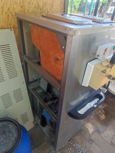 Другое оборудование для бизнеса: Продаётся аппарат для мягкой мороженое модель:Фиргамат 3х фазный