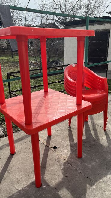 стульчик для кормления ребенка: Продам 2 стола и 5 стульев(узбекские). Б/у 3 месяца