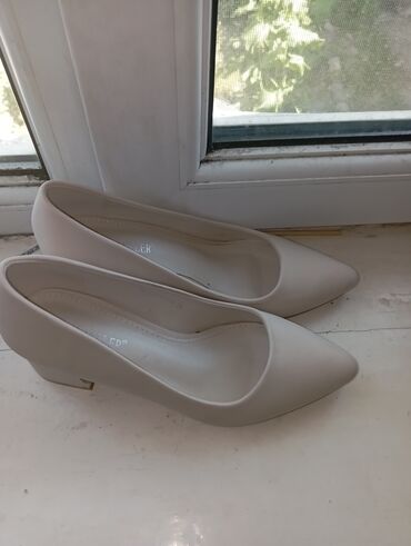 белые туфли: Туфли 36.5, цвет - Бежевый