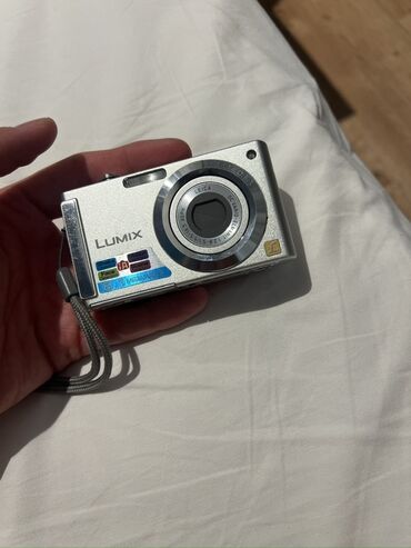Foto və video aksesuarları: Gümüşü rəngdə, kompakt korpuslu Panasonic Lumix rəqəmsal