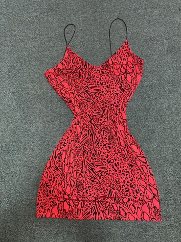 crvena plišana haljina: H&M M (EU 38), bоја - Šareno, Večernji, maturski, Na bretele
