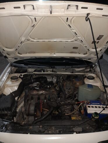 маленькая машина: Volkswagen Passat: 1993 г., 1.8 л, Механика, Бензин