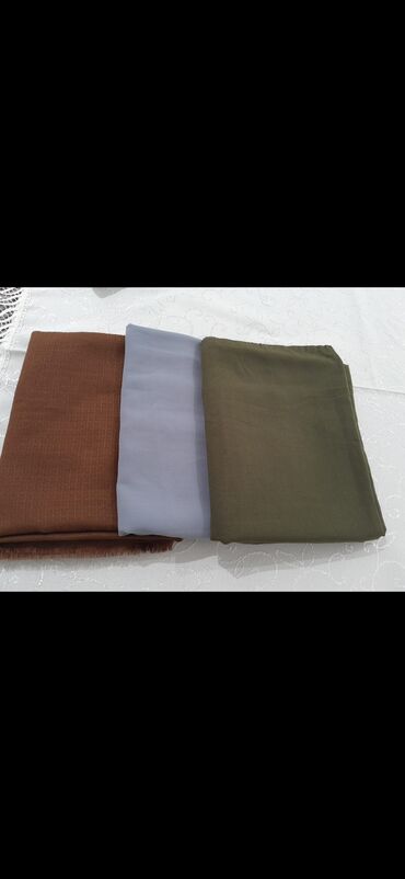 Plaşlar: Üç ferqli rəngdə, çeşiddə baş örtükləri Her biri ayrı ayrılıqda cemi