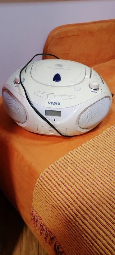 Pojačala i prijemnici: Radio veći VIVAX sa ispravnim CD i USB
Lep Radio
 Mirjevo — 2