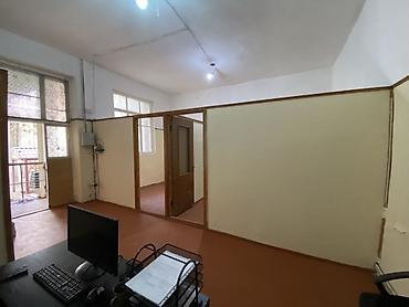 şirket: Ofis sahəsi təklif olunur. Məkan hündür tavanlı planlanmaya malikdir — 2