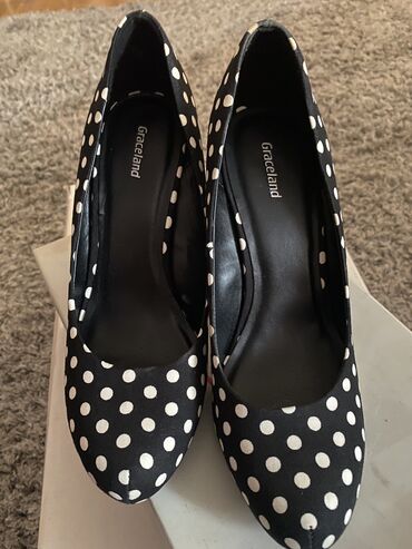 sivo odelo i braon cipele: Pumps, Graceland, 38