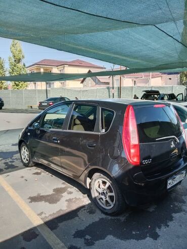 митсубиси лансер: Пятидверный хэтчбек Mitsubishi Colt черного цвета, модель 2 годов