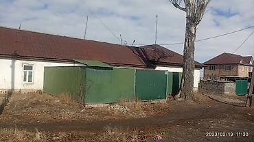 срочно горит ниже рынка: Срочно продаю барачный дом в городе Каракол. 2- большие комнаты, вода — 3