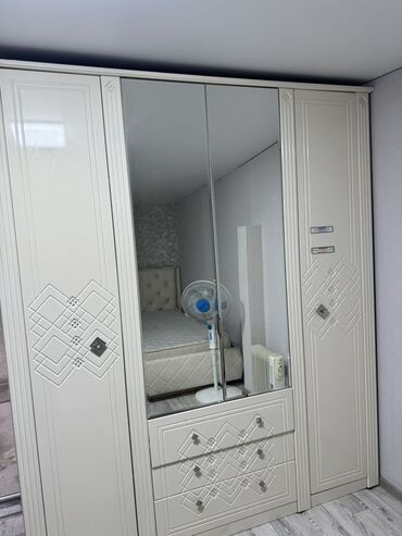 Спальные гарнитуры: Спальный гарнитур в классическом стиле, цвет айвори. Состав: - — 2