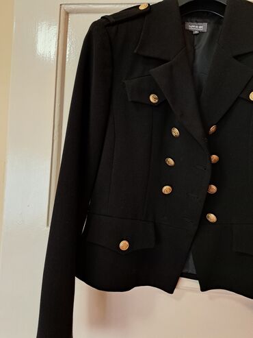 Sakoi: Crni blejzer sa dvorednim kopčanjem i zlatnim dugmadima - Model — 9