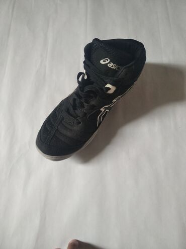 мужские кроссовки asics: Продаю борсовки, Цвет черный, Состояние новый, размер 38