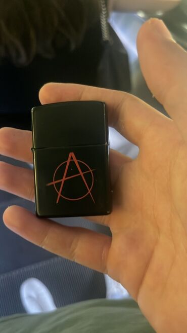 Boşqablar: Zippo 2010cu il ici 1998 di arxasi qaradi