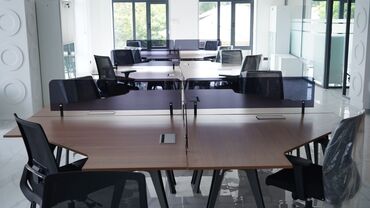 Офисы: Сдаются офисные помещения в центре города, со всеми удобствами. Тел. — 2