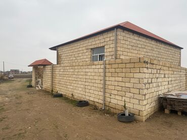 Həyət evləri və villaların satışı: Sahəsi geniş həyətyanı olan daş tikili ev. - Tikinti materialı: bərk — 2