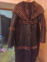 женские кожаные плащи: Qadın palto - Dizə qədər uzunluq, düyməli bağlanma - Krokodil dərisi