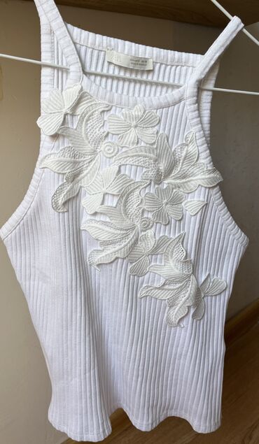 Деревья: Zara teze, üstü işlemeli mayka 
S razmer