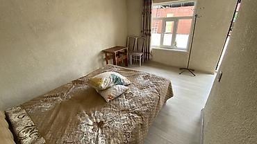 студийный стол: Комната в гостевом доме - Просторный номер с большим окном, светлым — 3